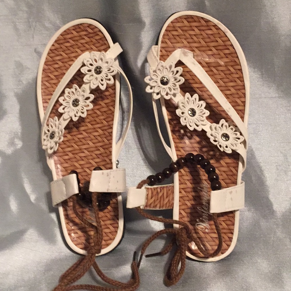 White adult sandals w/brown beads, flowers, NWT